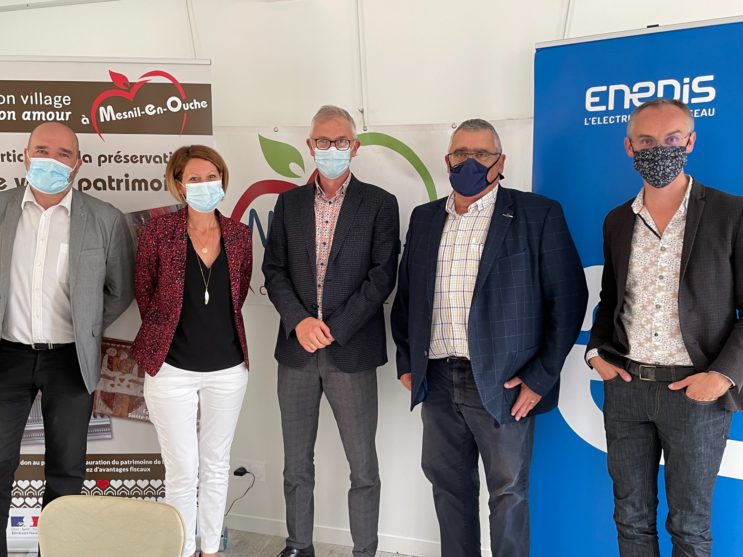 Yoann Mourier directeur territorial Enedis de l’Eure et Viviane Diguet attachée territoriale Enedis de l’Eure, Jean-Louis Madelon, maire de MeO, Jean-Jacques Prévost 1er adjoint, Olivier Gardinot Directeur général des services
